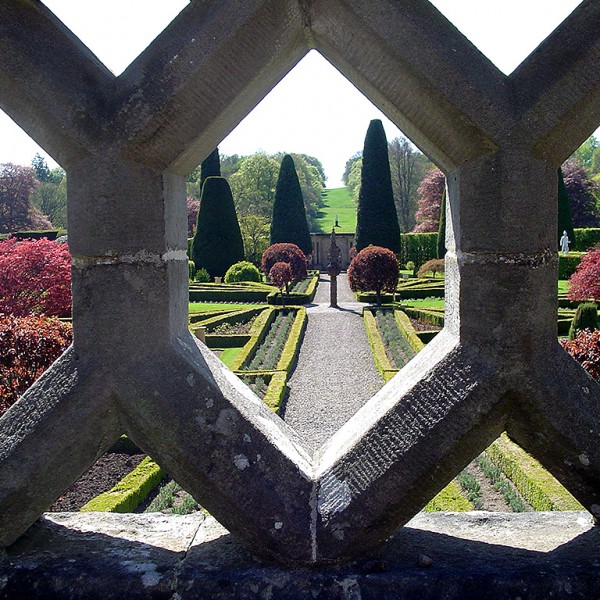 Intricate-stone-work-Drummond-Gardens